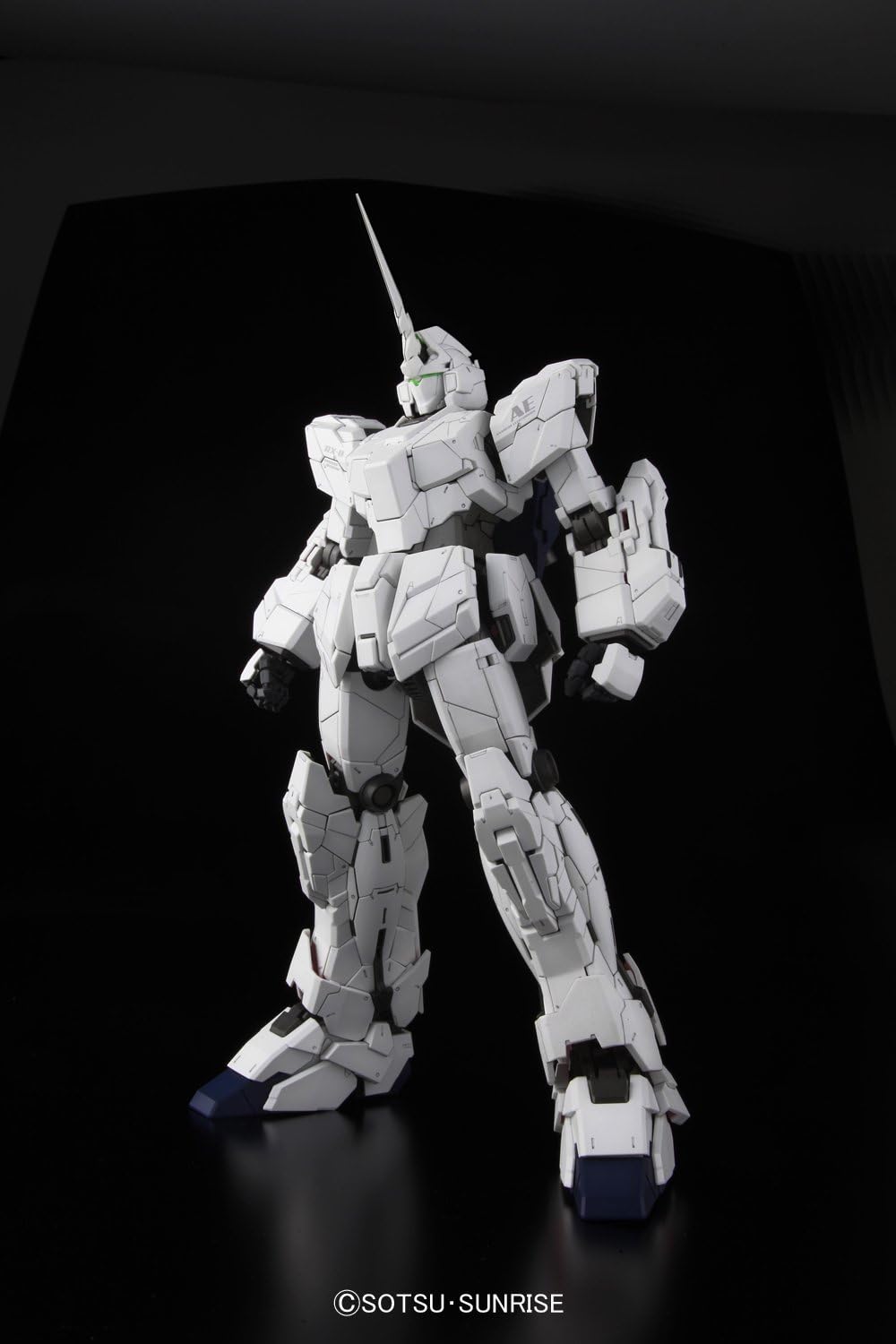 BANDAI 1/60 Unicorn Gundam Plastic Figure Model Kit